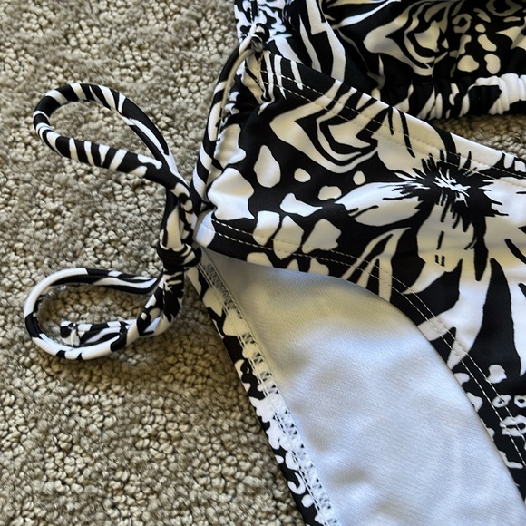 Bikini - Picture 2 of 7